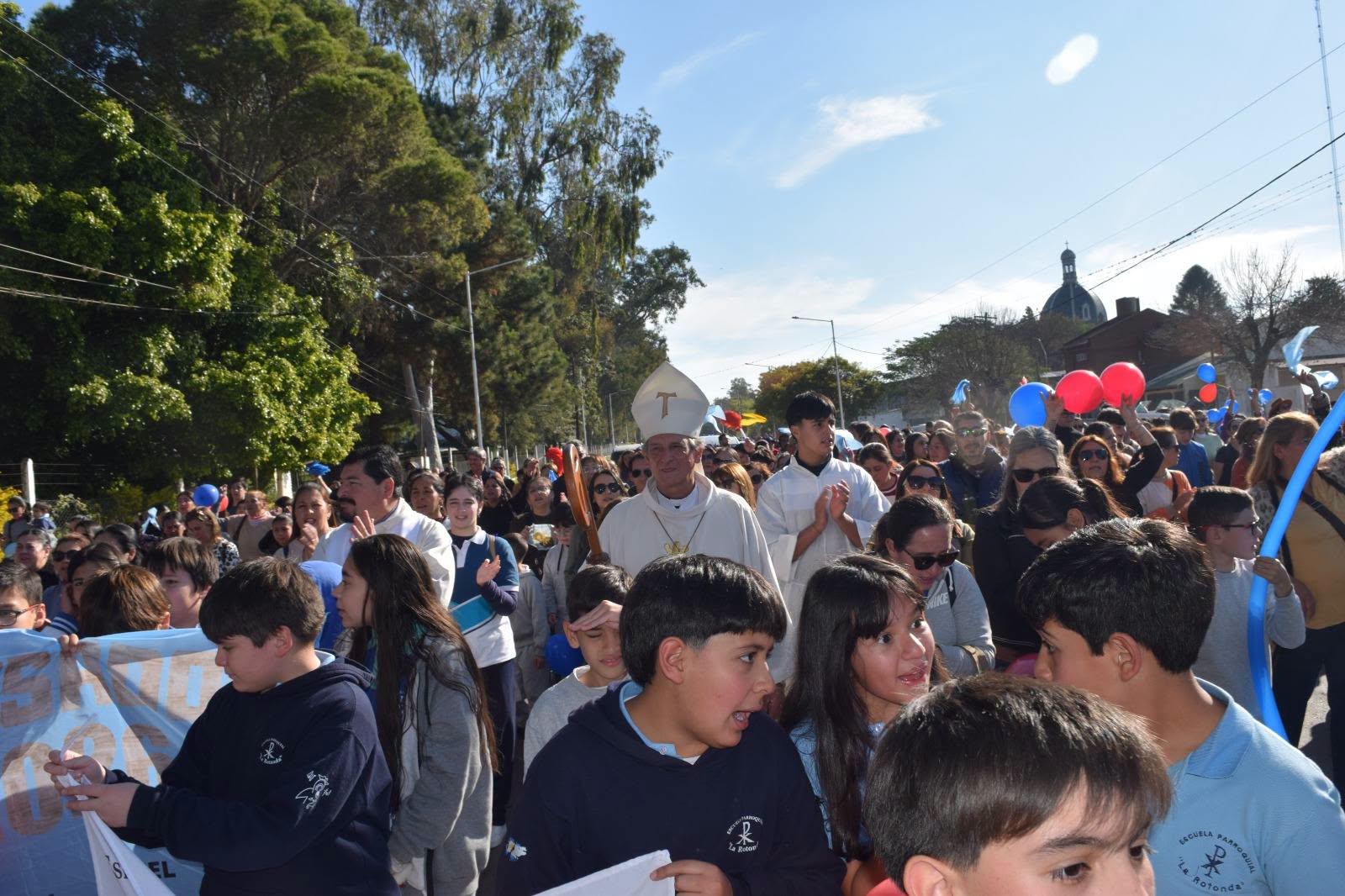 MONSEÑOR CANECIN: "UNA IGLESIA EN COMUNIÓN HUELE BUENÍSIMO"